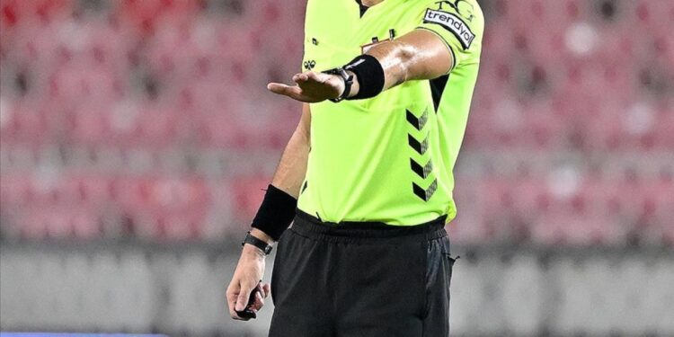 Türkiye’de eleştiri yağmuruna tutulan hakem Dünya Kupası Elemeleri’nde görev yapacak