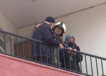 Ümraniye’de korkutan yangın: Mahsur kalan yaşlı çift kurtarıldı