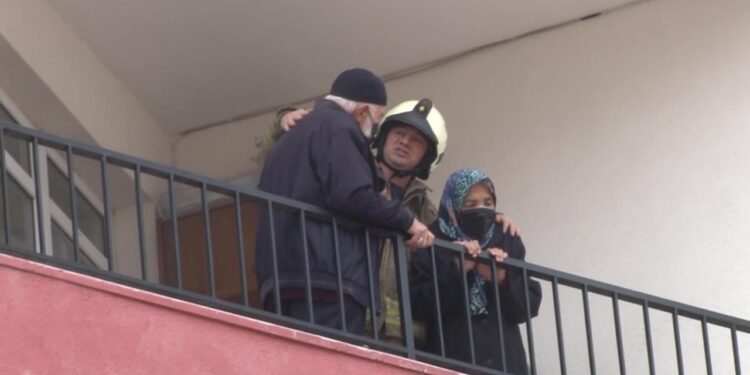 Ümraniye’de korkutan yangın: Mahsur kalan yaşlı çift kurtarıldı