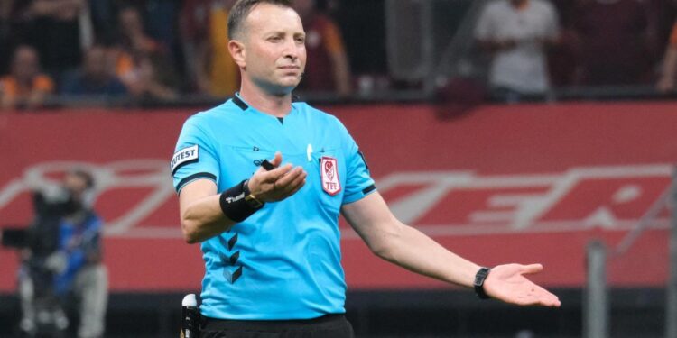 Ünlü ismin sinir nöbeti: ‘Hakem Türk futboluna ihanet ediyor’