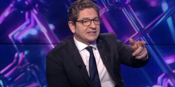 Ünlü yorumcu canlı yayında çıldırdı! ‘Dedikodular, iftiralar…’