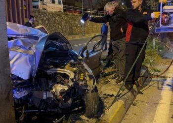 Üst geçidin ayağına çarpan otomobil hurda yığınına döndü: 2 ölü