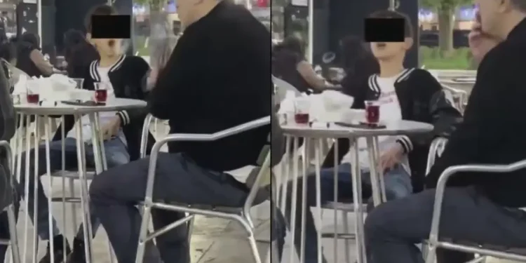 Çocuk Ailesi Yanında Sigara İçti, Görüntüler Tepki Çekti