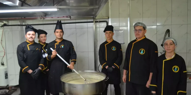 Aksaray’daki Öğrenciler Günlük 1300 Öğrenciye Yemek Sunuyor