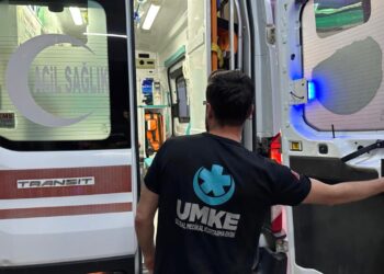 Yolda yürüyen vatandaşa başıboş sokak köpeği saldırısı!