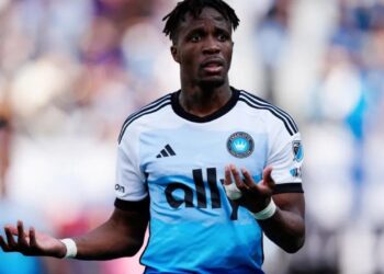 Zaha ABD’de kabusu yaşıyor: Maçın gidişatı kırmızı kartla değişti