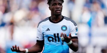 Zaha ABD’de kabusu yaşıyor: Maçın gidişatı kırmızı kartla değişti