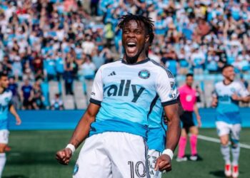 Zaha takımına galibiyeti getirdi: Olaylı maçta 2 kırmızı kart çıktı