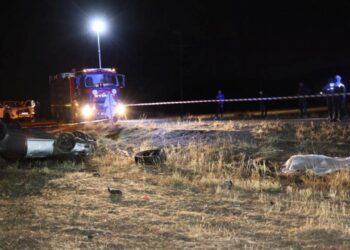 0tomobil tarlaya uçtu: 2 ölü, 1 yaralı