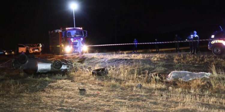 0tomobil tarlaya uçtu: 2 ölü, 1 yaralı