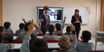 30 bin çocuğa hemzemin geçit eğitimi! Hem öğrenip hem eğleniyorlar…