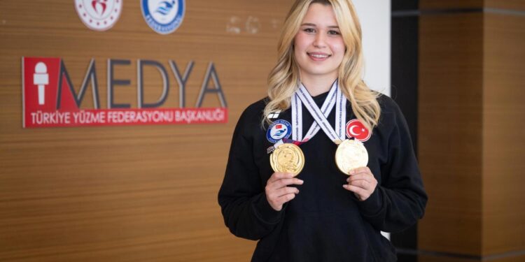 7 günde 5 kez şampiyon olan Defne altın madalyalarını Gazze’ye armağan etti