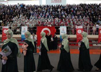 75 erkek, 88 kız öğrenci hafızlık icazetlerini aldı