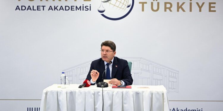 Adalet Bakanı Tunç, hakim-savcı yardımcılarıyla bir araya geldi