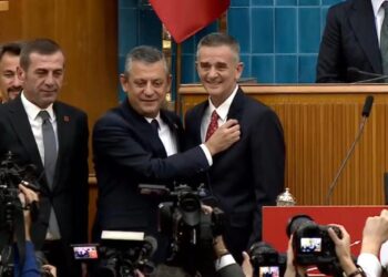 Akşener’in İYİ Parti’den attığı Dikbayır CHP’ye koştu! Rozeti taktı