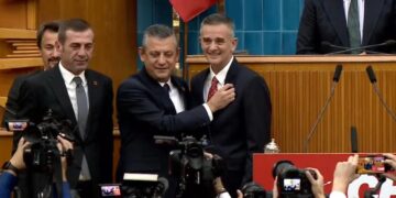 Akşener’in İYİ Parti’den attığı Dikbayır CHP’ye koştu! Rozeti taktı