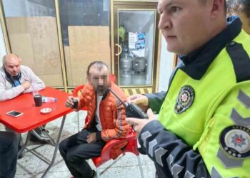 Alkollü kaza yaptı, kahveye oturup çay içti