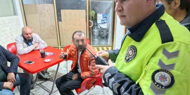 Alkollü kaza yaptı, kahveye oturup çay içti