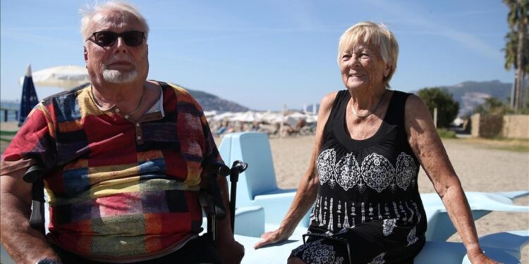 Alman çift 36 yılda 101 kez tatil için Alanya’ya geldi