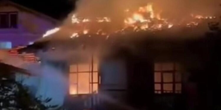 Amasya’daki yangında 2 ev kül oldu