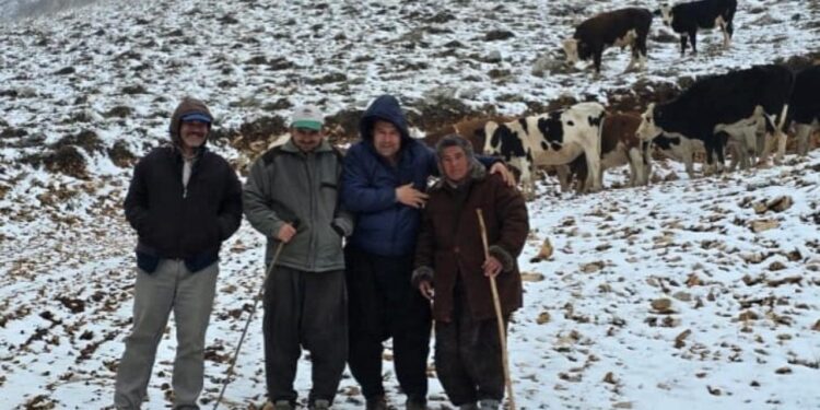 Aniden kar bastırınca mahsur kalanlar kurtarıldı