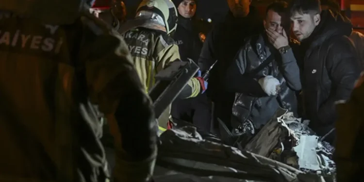 Otomobil tırın altına girdi: 2 ölü, 1 ağır yaralı