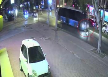 Antalya’da halk otobüsü yayaya çarptı: Kaza anı kamerada
