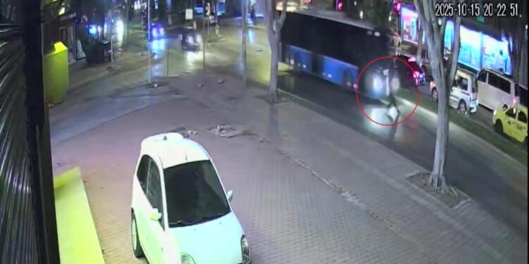 Antalya’da halk otobüsü yayaya çarptı: Kaza anı kamerada