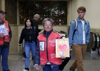 Atina’da Shedia dergisi evsizlere umut oluyor