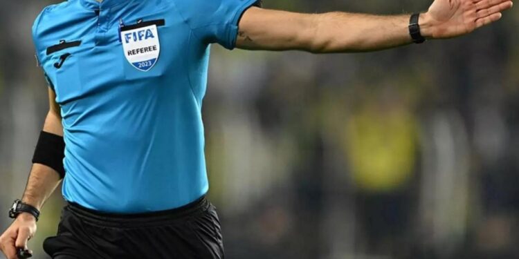 Avrupa devinden Türk hakeme tepki! Milli yıldıza bir ilki yaşattı