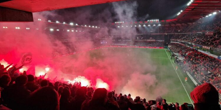 Avrupa’da inanılmaz maç! Bitime 2 dakika kala ortalık karıştı, karşılaşma yarıda kaldı