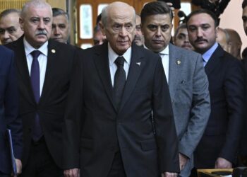 Bahçeli’nin grup toplantısında taktığı rozet ve yüzük dikkat çekti