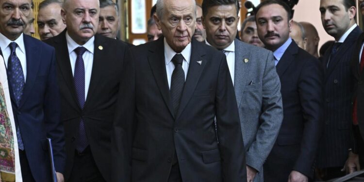 Bahçeli’nin grup toplantısında taktığı rozet ve yüzük dikkat çekti