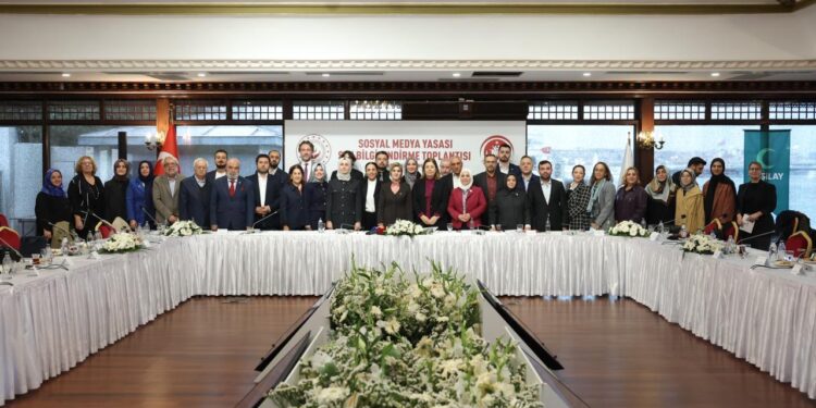 Bakan Göktaş, sosyal medya düzenlemesi için STK temsilcileriyle bir araya geldi