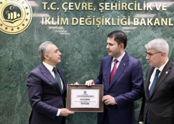 Bakan Kurum’a Osmaniye’den fahri hemşehrilik beratı