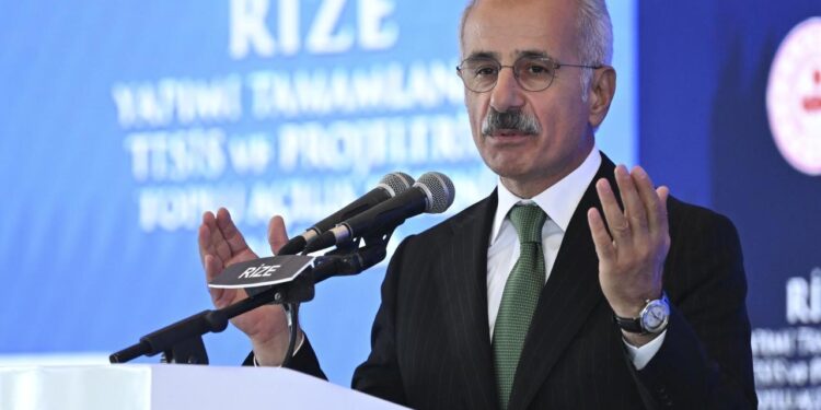 Bakan Uraloğlu, Rize’de yapımı tamamlanan tesis ve projelerin açılış törenine katıldı