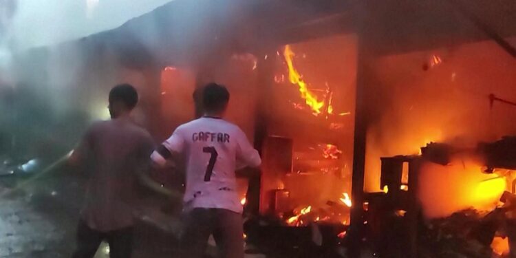 Bangladeş’te yangın 16 can aldı! Fabrika alev alev yandı!