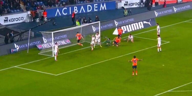 Başakşehir – Galatasaray maçında tartışmalı pozisyon! Gol 4 dakika incelenip iptal edildi