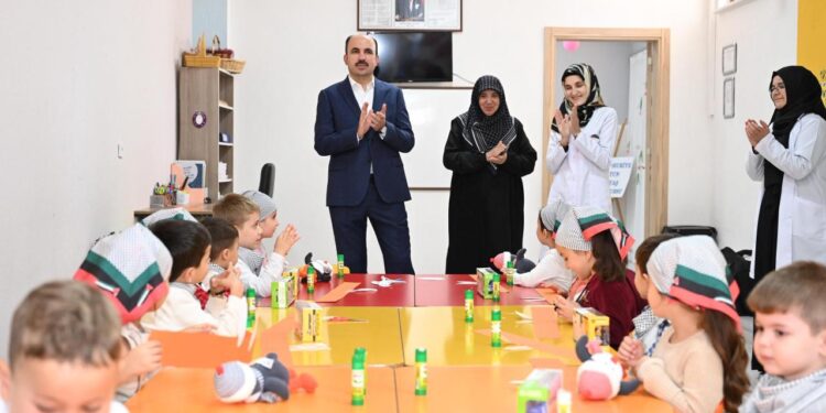 Başkan Altay, Filistin duyarlılığı ile dikkat çeken minik öğrencileri ziyaret etti