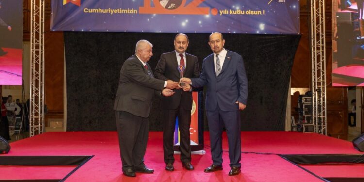 Başkan Gülpınar’a  “Yılın En Başarılı Belediye Başkanı” ödülü