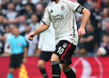 Beşiktaşlı Orkun Kökçü’nün vefat eden babaannesi son yolculuğuna uğurlandı