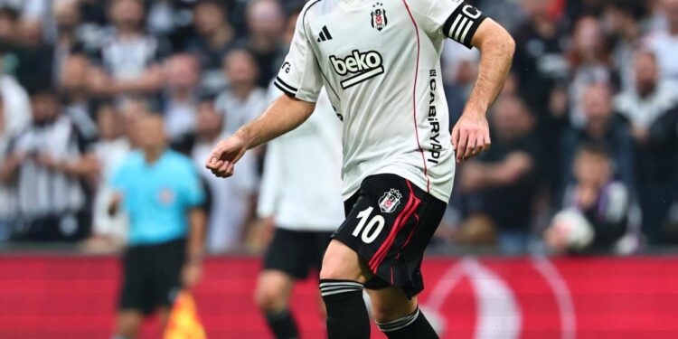 Beşiktaşlı Orkun Kökçü’nün vefat eden babaannesi son yolculuğuna uğurlandı