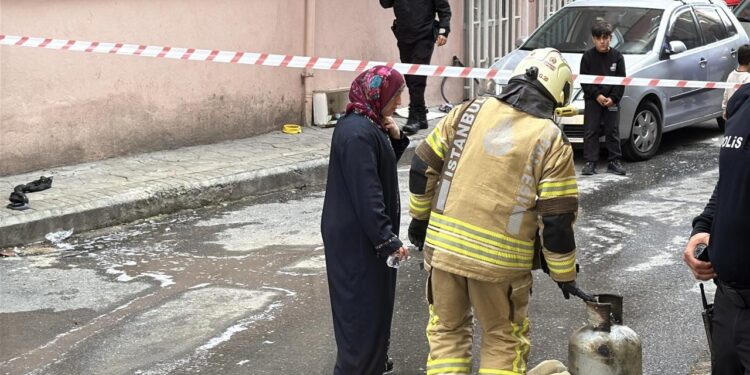 Beyoğlu’nda faciadan dönüldü! Başlığını değiştirdiği esnada bir anda parladı