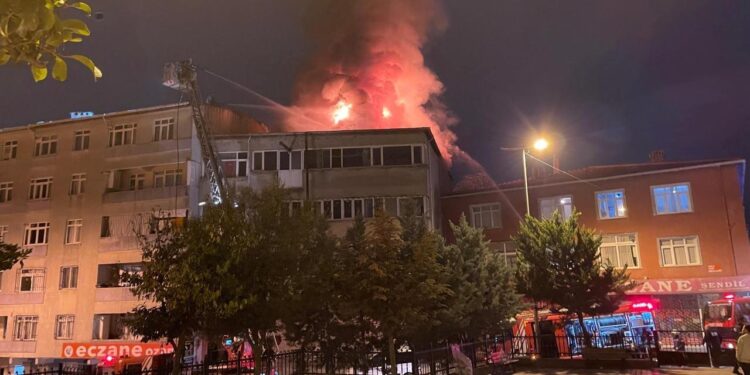 Beyoğlu’nda korkutan yangın!
