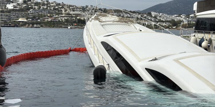 Bodrum’da iskeleye demirli lüks yat su alıp battı