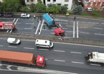 Büyükçekmece E-5’te devrilen tır nedeniyle yol kapandı