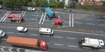 Büyükçekmece E-5’te devrilen tır nedeniyle yol kapandı