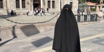 Çarşaf giyen erkek, sokaklarda dolaşmıştı: Gözaltına alındı!