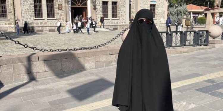 Çarşaf giyen erkek, sokaklarda dolaşmıştı: Gözaltına alındı!