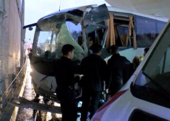 Çevik kuvvet otobüsü üst geçide çarptı